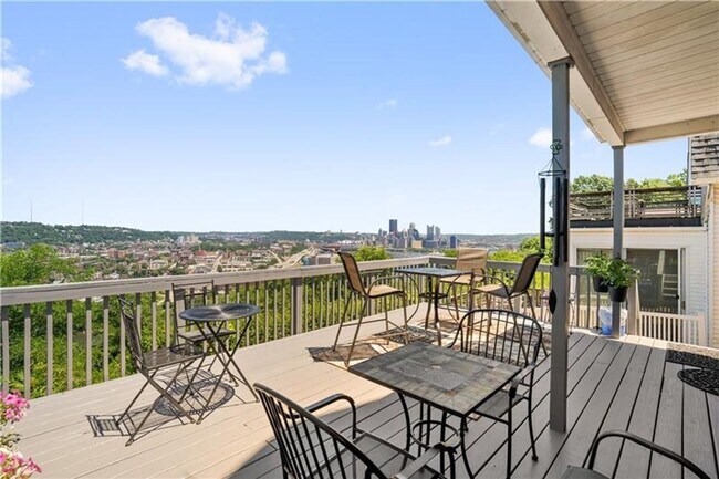 Building Photo - 3 bedroom 1 bath - What a View! - 3-bedroo...