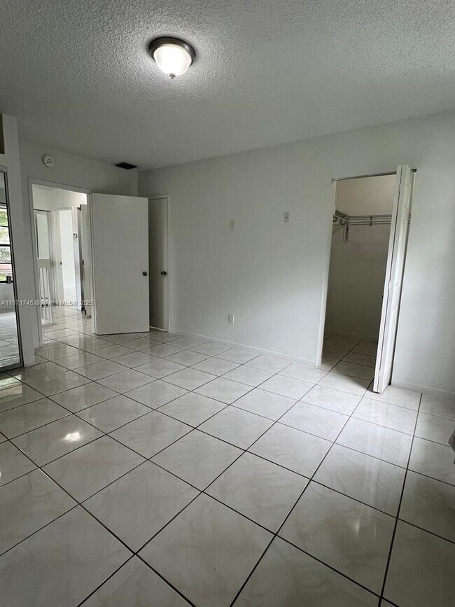 Building Photo - 526 NW 99th Ct