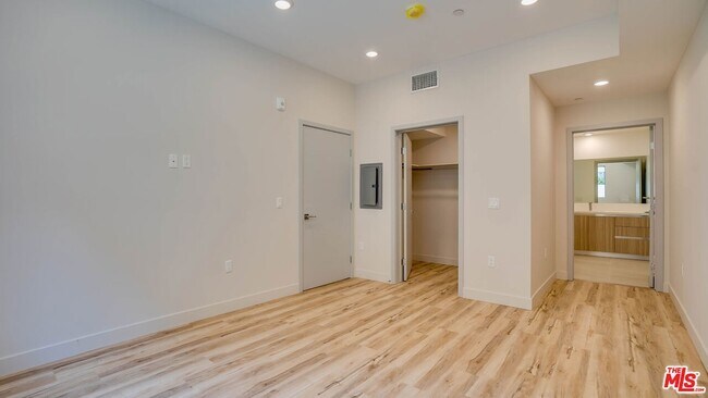 Building Photo - 1540 S Hayworth Ave