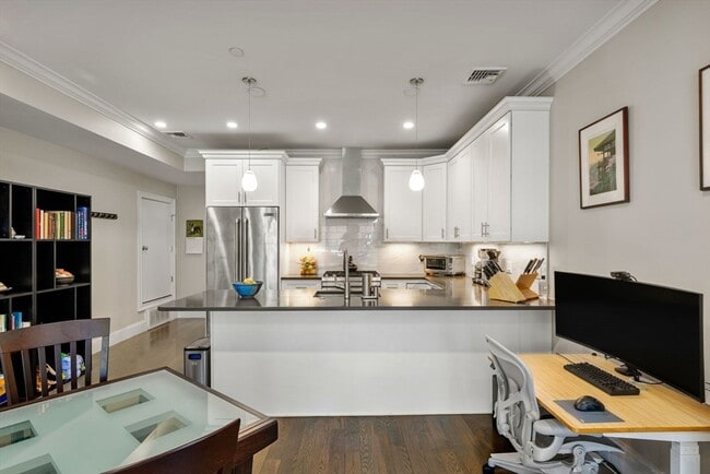 Building Photo - 205 W 8th St