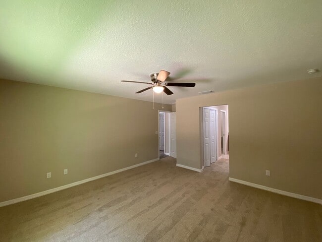 Building Photo - Custom Home - Desirable SE Ocala Neighborh...