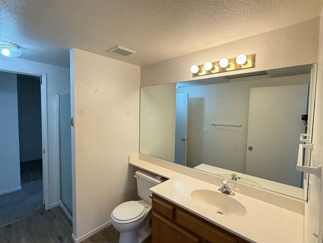 Building Photo - 3 bedroom, 2 bath home