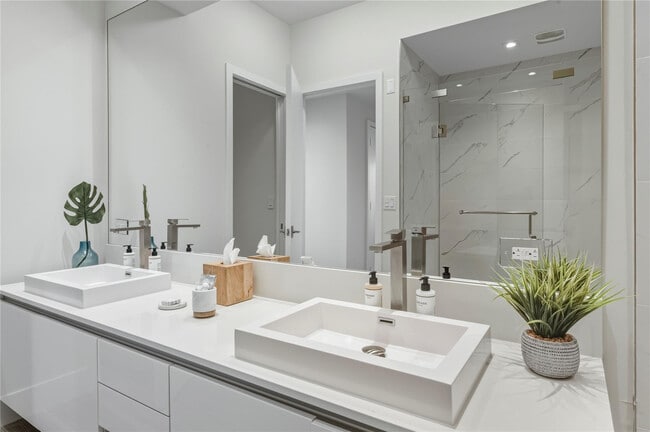 Building Photo - 3100 N Ocean Dr