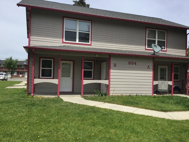 Building Photo - Three Bedroom Town House Style Condo