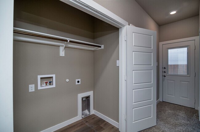 Building Photo - GORGEOUS 3 BEDROOM DUPLEX LOCATED IN MIDLO...
