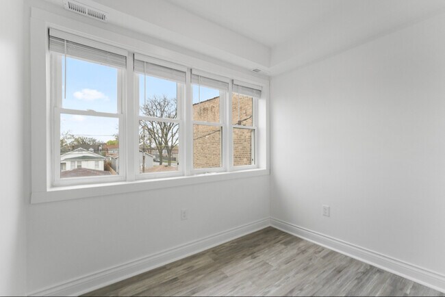 Building Photo - 5304 W Cornelia Ave