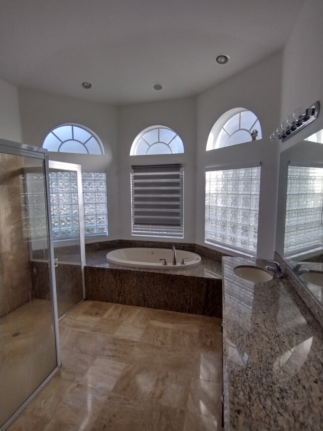 Building Photo - 5011 Pinecreek Pl