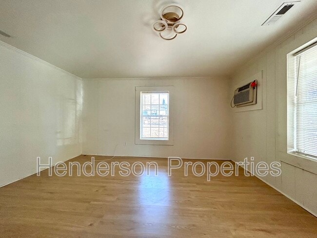 Building Photo - 532 E Iredell Ave