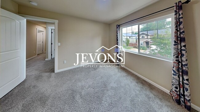 Building Photo - Spacious 5-bedroom home in a great community with 2-car garage, washer and dryer, just minutes fr...