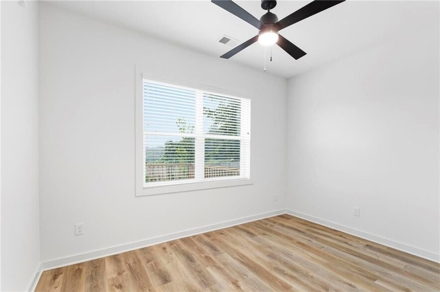 Building Photo - 128 Hilltop Dr SW