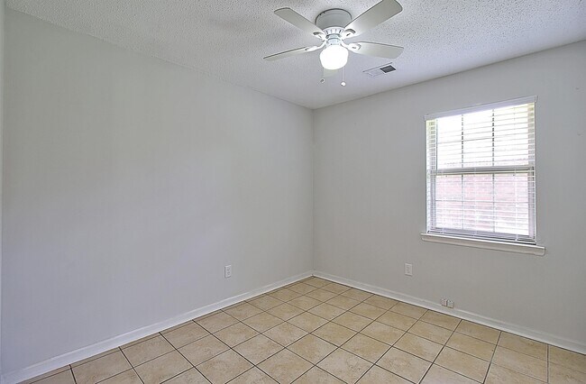 Building Photo - 815 Sagewood Dr