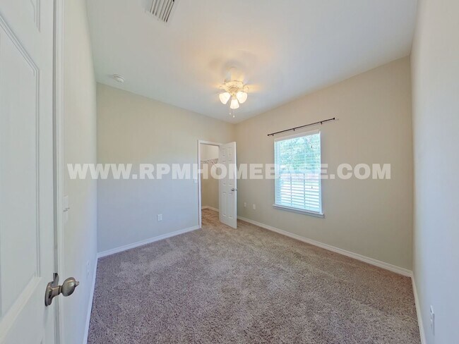 Building Photo - 498 Lakeview St