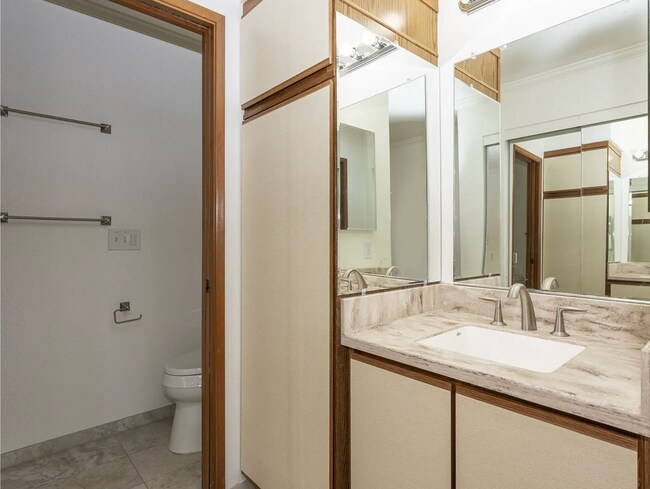 Building Photo - 2 bed, 2 bath rental condo in Lake Oswego ...