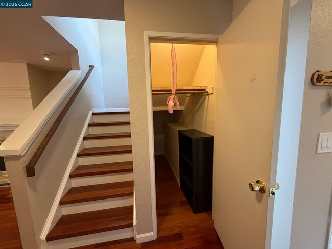 Building Photo - 6 Basin Ct