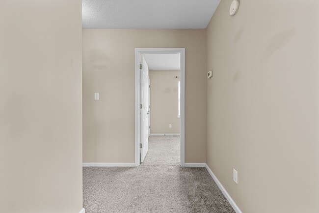 Building Photo - 2 Bed 2.5 Bath Townhome
