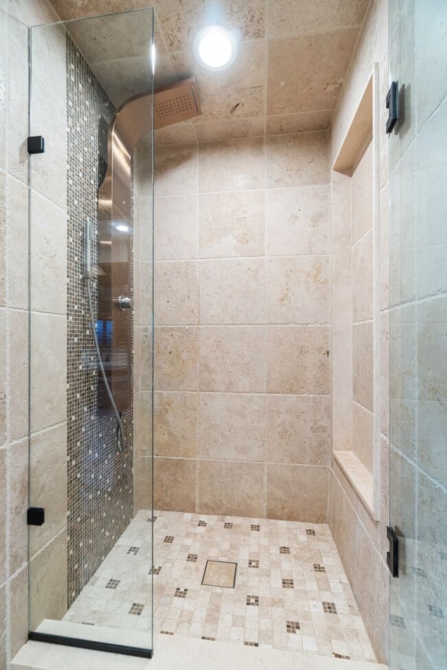 Building Photo - Fully-Furnished Luxurious Home in Nevillewood