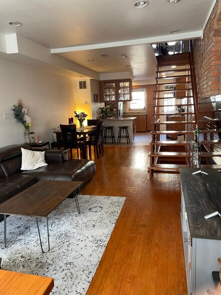 Building Photo - 126 Burnett St