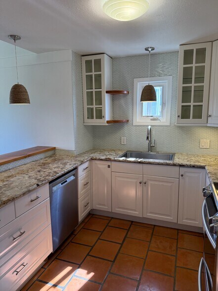 Building Photo - 2271 Edinburg Ave