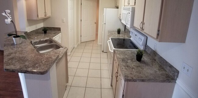 Building Photo - Gorgeous 2/2 Wood Floors Condo For Rent @ ...