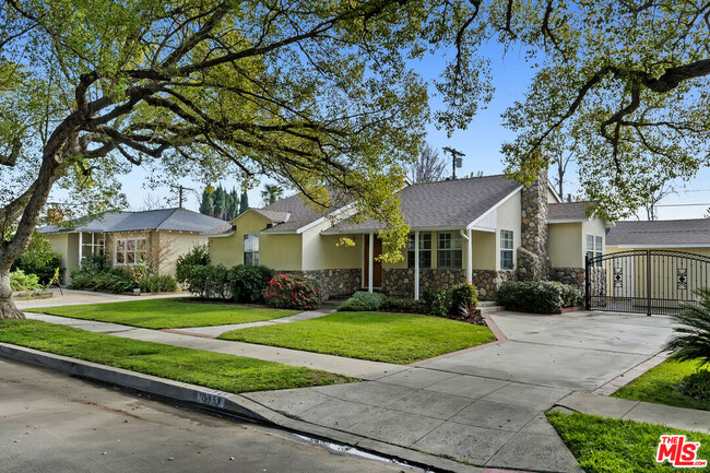 Building Photo - 13958 Peach Grove St