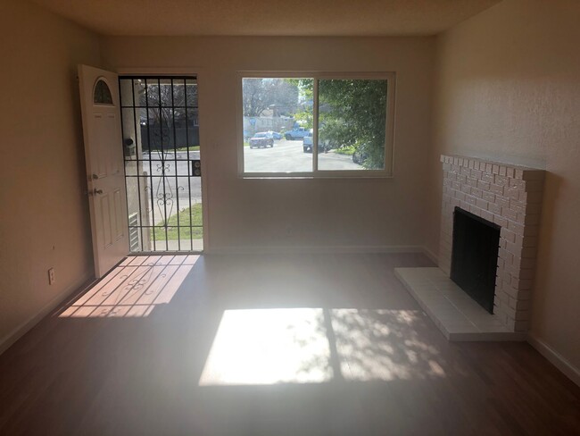 Building Photo - Large 3 Bedroom 2 Bath 1/2 Plex in Rancho ...