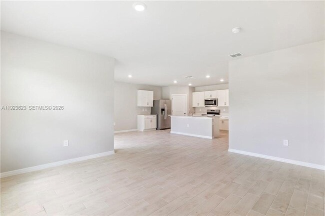 Building Photo - 3021 N Lakewood Rd