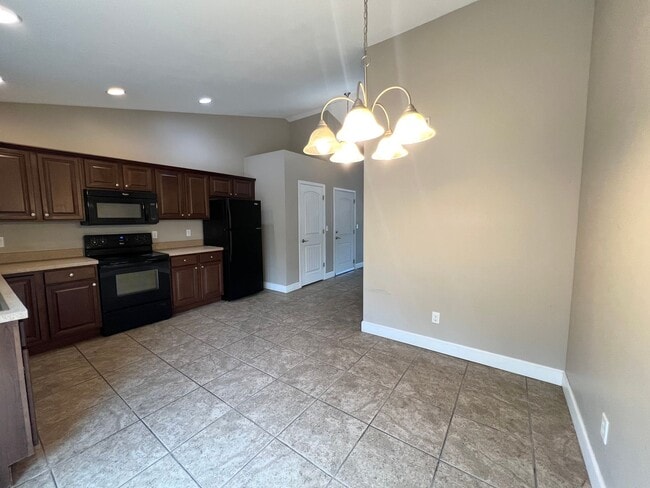 Building Photo - 2 Bedroom/2 Bathroom Oakridge Apartments U...