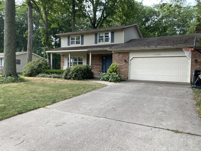 Building Photo - 1008 Forest Hills Dr