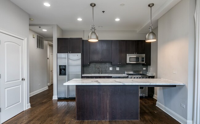 Building Photo - River North Stunning Furnished 2b2b Apartment
