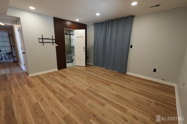 Building Photo - 1355 Axel Ave