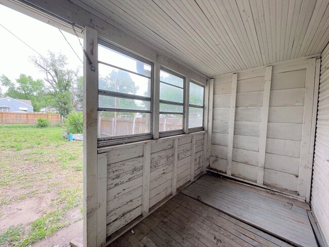 Building Photo - Large 3 bedroom home