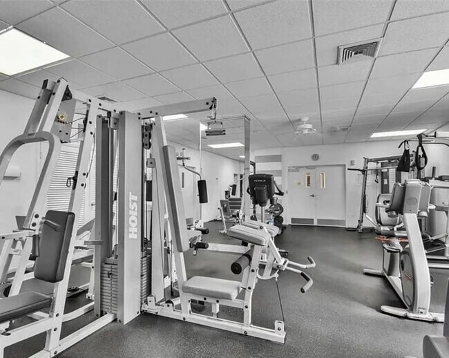 Building Photo - 2100 Sans Souci Blvd