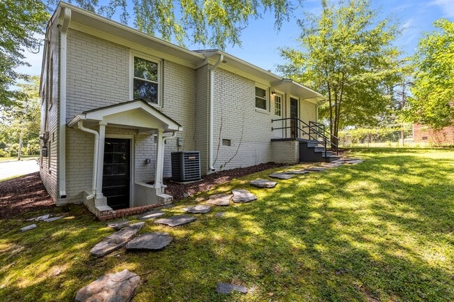 Building Photo - Adorable, Modern 3 Bedroom Ranch near Downtown Raleigh - Gorgeous finishes, open floorplan, updat...