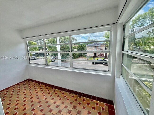 Building Photo - 525 NE 65th St