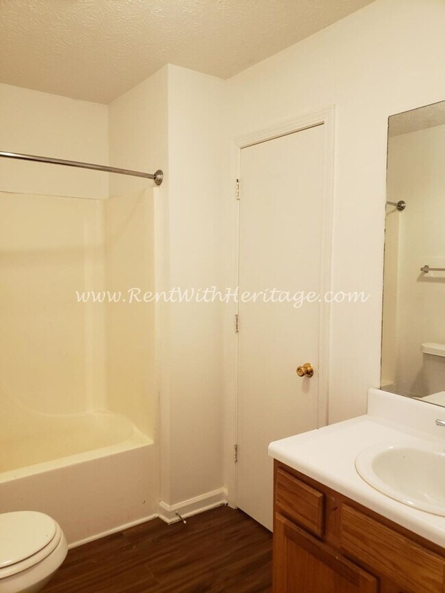 Building Photo - GREAT ONE LEVEL TOWNHOME / END UNIT / POPULAR DOWNTOWN VILLA RICA AREA / CAN WALK TO SHOPPING AND...