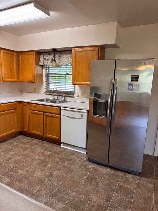 Building Photo - 5 Bedroom || 3 Bathroom Home with All Util...