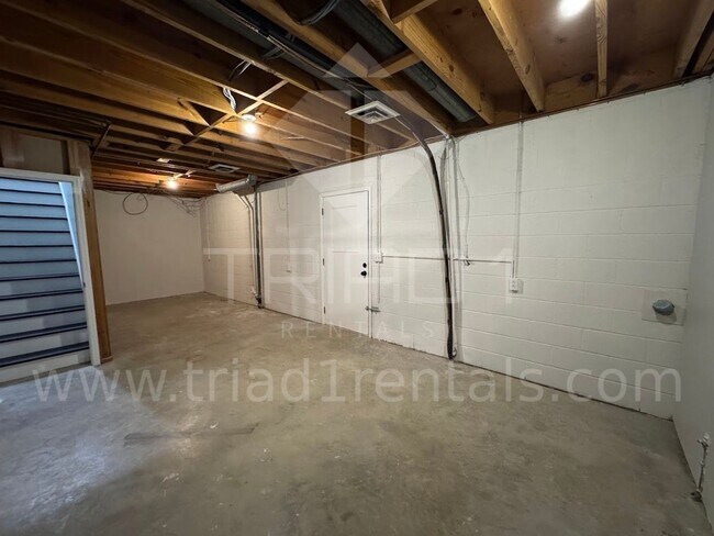 Building Photo - 2205 Hathaway Dr