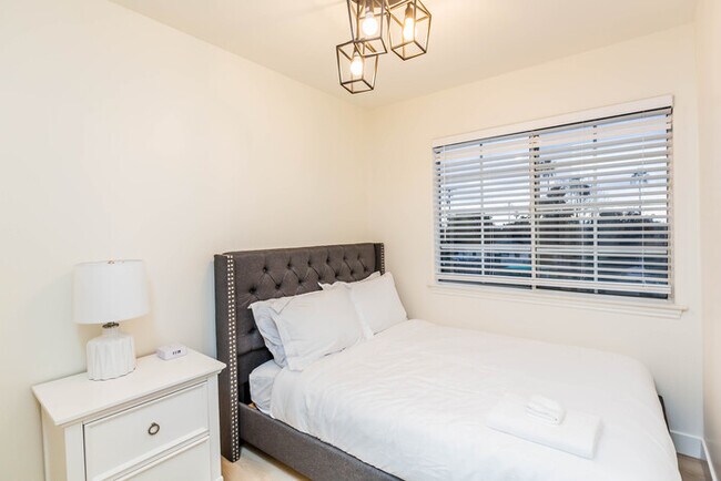 Building Photo - Newly Remodeled 5B4B. 2 mile from the Rose Parade!