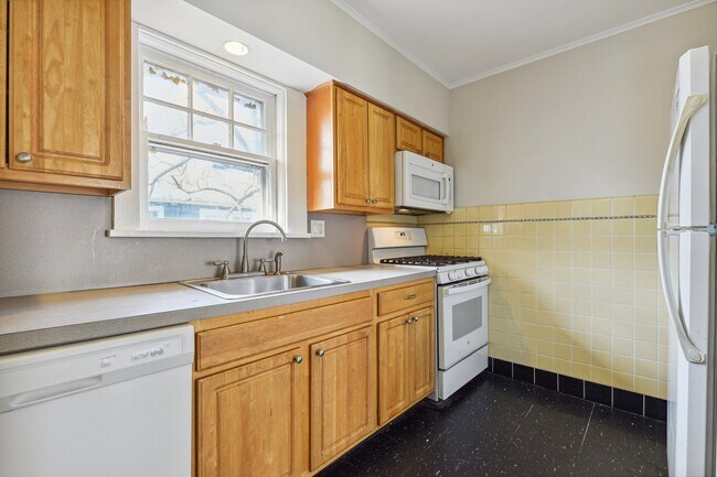Building Photo - 40 Brookfield Rd