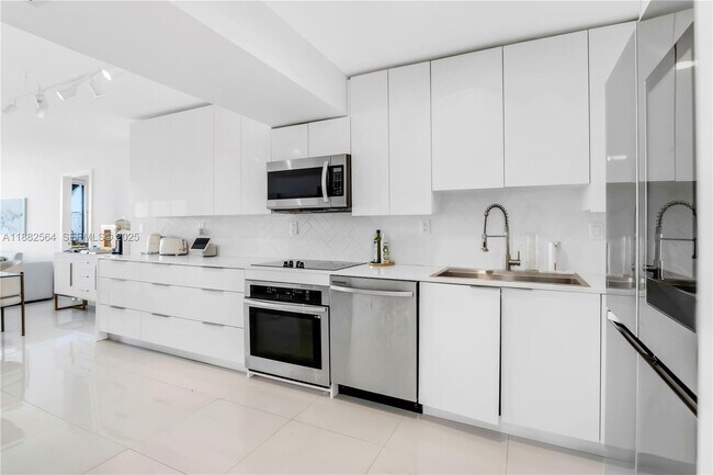 Building Photo - 3701 N Country Club Dr