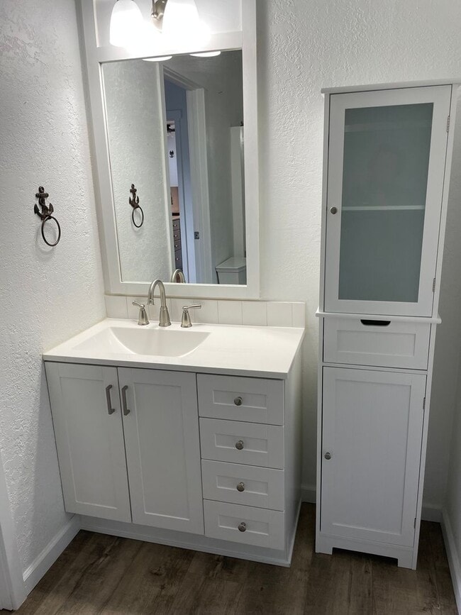 Building Photo - Remodeled Home Just Moments from Greenbank Farm!