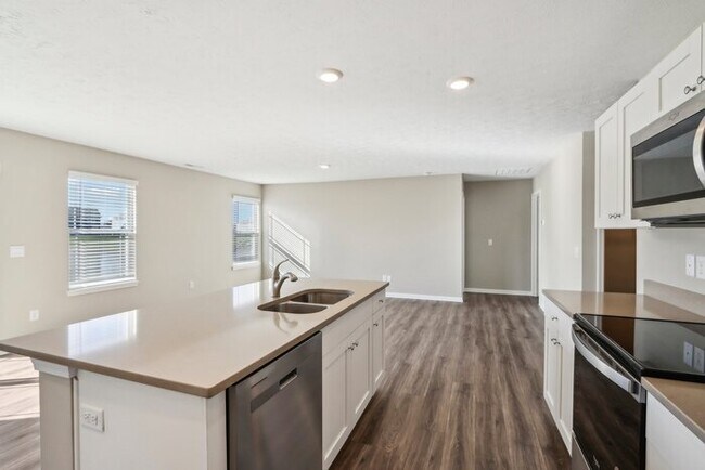 Building Photo - Fantastic 3bd/2ba home! Coming soon!