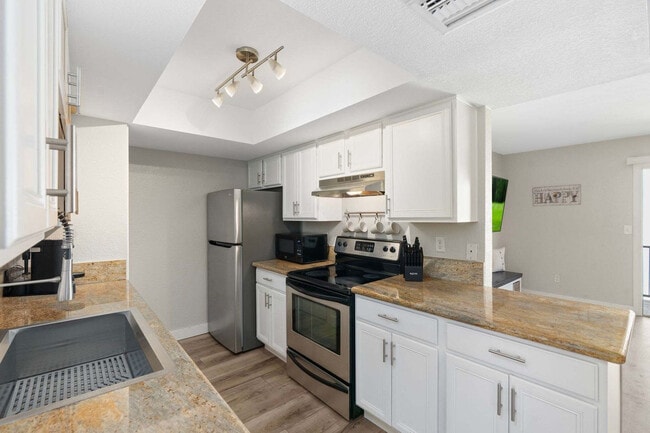 Building Photo - 740 W Elm St