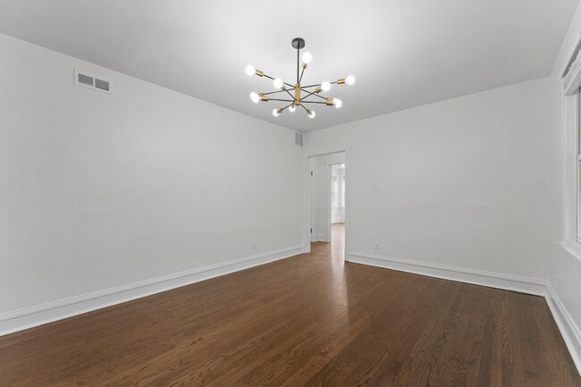 Building Photo - 5304 W Cornelia Ave