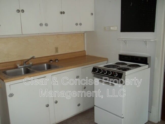 Building Photo - 157-154 Monroe St