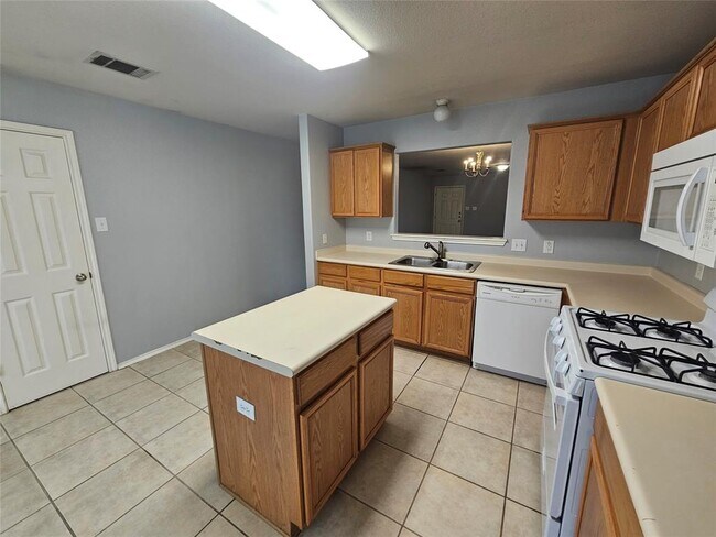 Building Photo - 201 Bluebonnet Tr