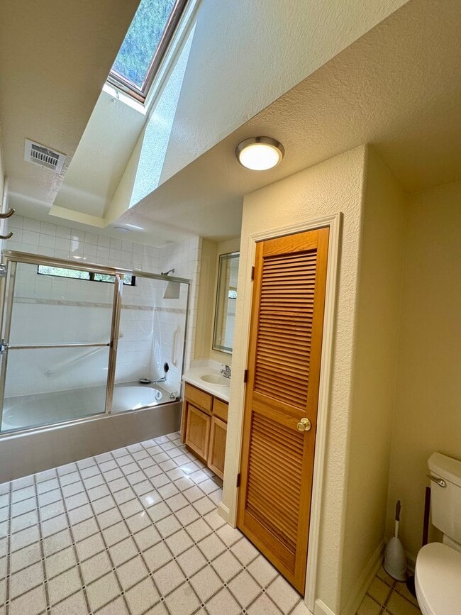 Building Photo - Spacious 3-bedroom, 2-bath multi-family home
