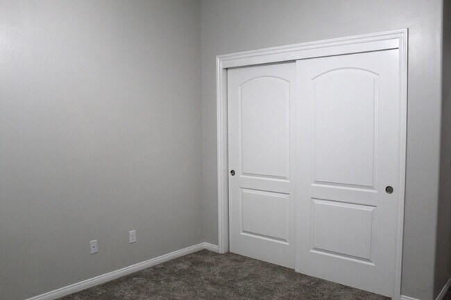 Building Photo - Northwest Bakersfield Home in the Village Green Community For Rent