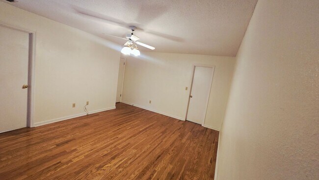 Building Photo - Beautiful Large home off of Mahan