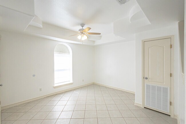 Building Photo - 1000 Ranchway Dr